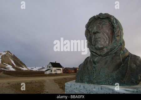 Ny Alesund polar Versuchsanlage von dem verstorbenen Roald Amundsen für seine Polar Amundsen s Memorial Reisen Stockfoto