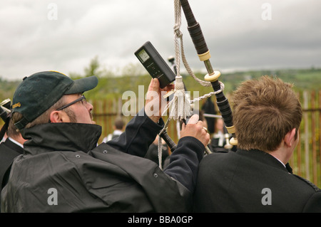 Mit Hilfe einer digitalen tuning Guide Tune die Drohnen auf einen Dudelsack beim Northern Ireland Dudelsack und Trommel-Wettbewerb Stockfoto