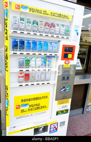 Zigarettenautomat auf einer Straße in Ibaraki-Shi, einem Vorort von Osaka. Solche Automaten stehen in Japan verbreitet. Stockfoto