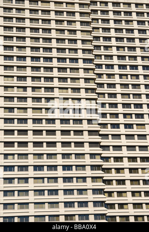 Muster der Fenster in einem Bürogebäude. Stockfoto