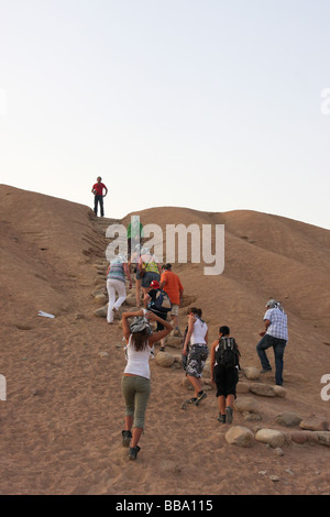 Gruppe von Touristen Klettern Sanddüne in der Sinaiwüste Stockfoto