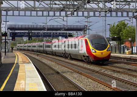 Virgin West Coast Pendolino nach Süden durch Rugely Trent Valley auf 18 05 09 Stockfoto