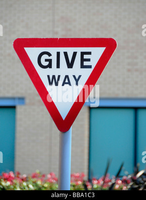 Geben Weg Straßenschild auf Feldweg Stockfoto