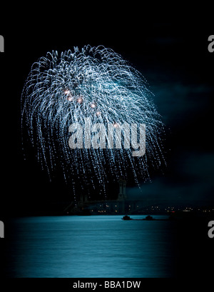 Feuerwerk Pyrotechnik sieht aus wie leichte Regen fällt am Fluss Kuala Lumpur Malaysia Stockfoto