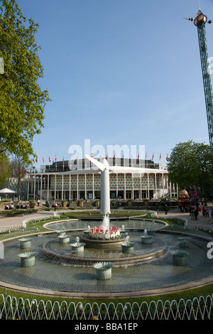 Tivoli Gardens in Kopenhagen hat eine Vesta Windkraftanlage vor der Konzerthalle in diesem Sommer gelegt. Stockfoto