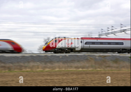 Zwei Züge Jungfrau Pendolino kippen mit hoher Geschwindigkeit auf der West Coast Mainline nahe Rugby im März 2009 Stockfoto