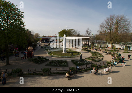 Tivoli Gardens in Kopenhagen hat eine Vesta Windkraftanlage vor der Konzerthalle in diesem Sommer gelegt. Stockfoto