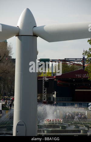 Tivoli Gardens in Kopenhagen hat eine Vesta Windkraftanlage vor der Konzerthalle in diesem Sommer gelegt. Stockfoto