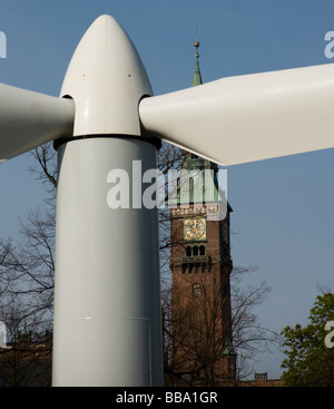 Tivoli Gardens in Kopenhagen hat eine Vesta Windkraftanlage vor der Konzerthalle in diesem Sommer gelegt. Stockfoto