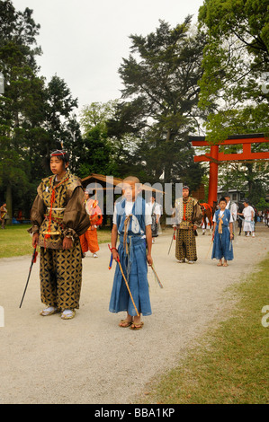 Shintoistic Pferderennen im Kamigamo Schrein, schwarze Reiter tragen die Kleidung aus der Heian-Zeit, mit seinem Helfer, Ky Stockfoto