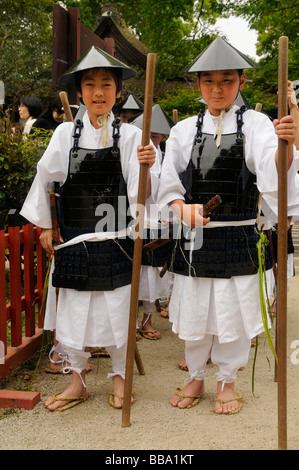 Kinder tragen Kleidung aus der Heian-Zeit beim Shintoistic Pferd Rennen im Kamigamo Schrein, Kyoto, Japan Stockfoto