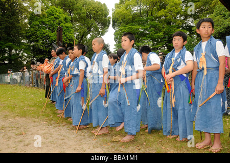 Jungen in traditioneller Kleidung helfen bei einem Shintoistic Pferd Rennen im Kamigamo Schrein, warten vor dem Heiligtum in whi Stockfoto