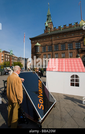 Nachhaltige Energiequellen am Hauptplatz vor dem Rathaus Stockfoto