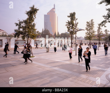 Ein weiterer Arbeitstag im Geschäftsviertel Pudong von Shanghai, China. Stockfoto