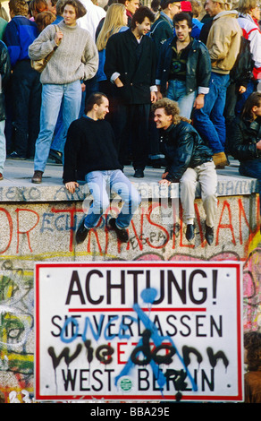 Zwei Männer an der Berliner Mauer am Brandenburger Tor, dem Tag nach dem Fall der Berliner Mauer, Berlin, Deutschland, Europa Stockfoto