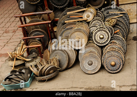 Gongs (Tam Tam), traditionelle Musikinstrument, Altstadt, Hanoi, Vietnam. Stockfoto