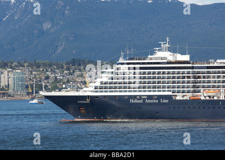 Kreuzfahrtschiff verlassen Canada Place, Vancouver, Britisch-Kolumbien, Kanada Stockfoto