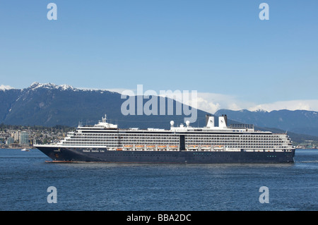 Kreuzfahrtschiff verlassen Canada Place, Vancouver, Britisch-Kolumbien, Kanada Stockfoto