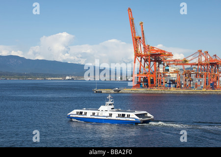 Seabus Auslaufen aus Vancouver Hafen in der Innenstadt von Vancouver, British Columbia, Kanada Stockfoto