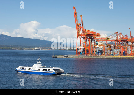 Seabus Auslaufen aus Vancouver Hafen in der Innenstadt von Vancouver, British Columbia, Kanada Stockfoto