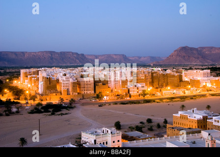 Shibam bei Dämmerung, Wadi Hadramaut, Seyun Bezirk, Jemen Stockfoto