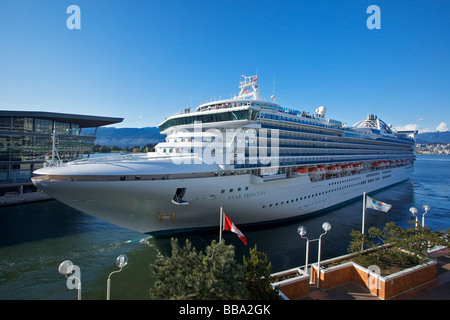 Kreuzfahrtschiff verlassen Canada Place, Vancouver, Britisch-Kolumbien, Kanada Stockfoto