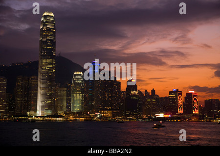 Skyline von Hong Kong Island bei Nacht, Blick von der Waterfront promenade, Kowloon, Hong Kong, China, Asien Stockfoto