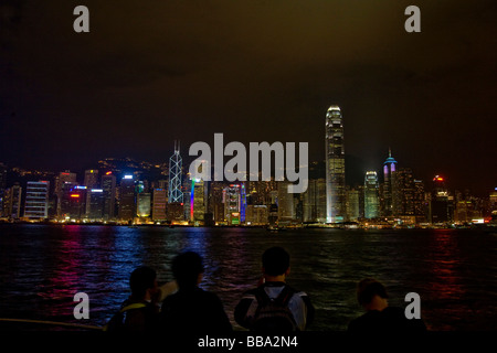 Skyline von Hong Kong Island bei Nacht, Blick von der Waterfront promenade, Kowloon, Hong Kong, China, Asien Stockfoto