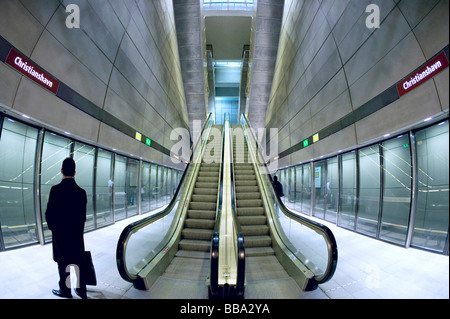 Warten auf Züge, u-Bahnstation, Kopenhagen, Dänemark, Europa Stockfoto