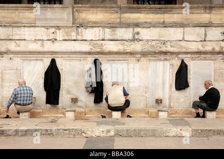 Männer waschen außerhalb der Yeni Camii oder neue Moschee in Eminonu Istanbul Stockfoto