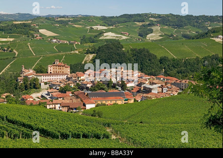 Das Dorf Barolo, Italien, Europa Stockfoto