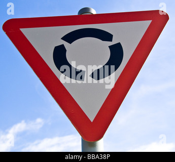Nahaufnahme Warnung Dreieck Kreisverkehr Zeichen blauer Himmel, England UK Stockfoto