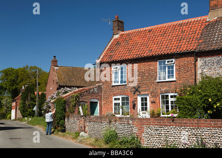 UK England Norfolk Trunch Dorf Ziegel und Feuerstein konfrontiert Häuser in Seitenstraßen Stockfoto