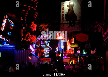 Nachtleben, bunte Neon Schilder, Rotlicht Bezirk Soi Cowboy, Bangkok, Thailand, Südostasien Stockfoto