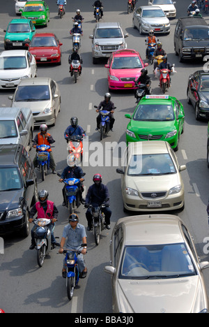 Großstadt, Stau, Autos und Mopeds, Ratchadamri Road, Bangkok, Thailand, Südostasien Stockfoto