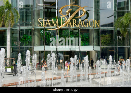 Brunnen vor Glasfassade des Siam Paragon Shopping Center, Mall, Bangkok, Thailand, Südostasien Stockfoto