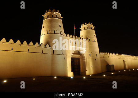 Haupteingang des Al Jahili Fort in der Nacht, Al Ain, Abu Dhabi, Vereinigte Arabische Emirate, Arabien, Orient, Naher Osten Stockfoto