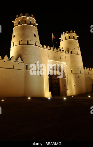 Haupteingang des Al Jahili Fort in der Nacht, Al Ain, Abu Dhabi, Vereinigte Arabische Emirate, Arabien, Orient, Naher Osten Stockfoto