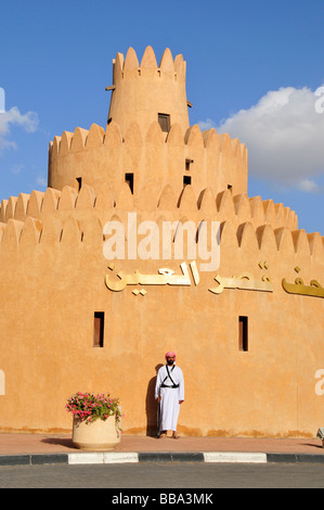 Schützen Sie mit Gewehr vor dem Turm von Al Ain Palace Museum, Al Ain, Abu Dhabi, Vereinigte Arabische Emirate, Arabien, Orient Stockfoto