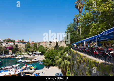 Cafe mit Blick auf den Hafen in Kaleici (Altstadt), Antalya, Mittelmeerküste, Türkei Stockfoto