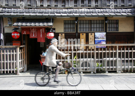 Radfahren in der Umgebung von Gion von Kyoto Japan Lady Stockfoto