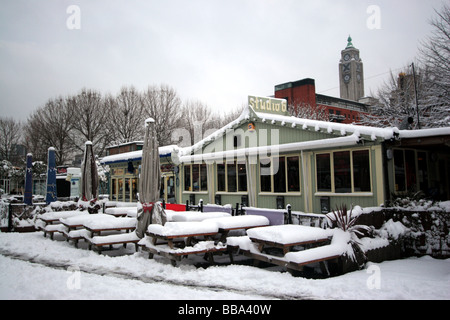 Studio 6 Bar & Restaurant, Gabriels Wharf, South Bank, London, im Schnee. Stockfoto