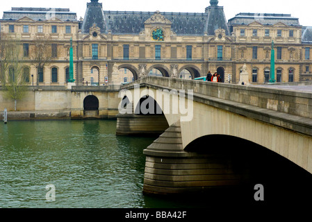 Der Pont du Carrousel über den Fluss Seine in Paris mit dem Palais du Louvre im Hintergrund Stockfoto