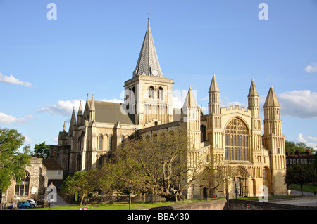 Rochester Kathedrale angesehen vom Schlossgarten, Rochester, Kent, England, Vereinigtes Königreich Stockfoto