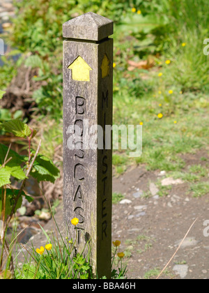 Holzschild Post Kennzeichnung des Weg nach Boscastle mit Fuß Stockfoto