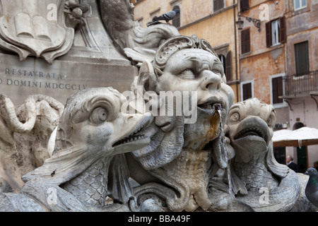 Grimfaced Oger in Brunnen aus dem 16. Jahrhundert, Piazza della Rotonda, Pantheon, Rom, Italien Stockfoto