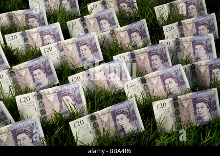 grüne Triebe der Erholung 20 Pfund-Noten in einem grünen Rasen Geld auf einer Wiese finanziellen Zuwachs Stockfoto