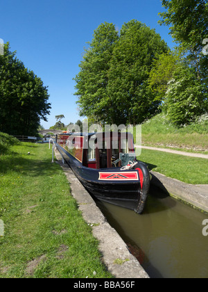 Eine schmale Boot betreten eine Sperre auf dem Shropshire-Union-Kanal in der Nähe von Audlem, Shropshire, England. Stockfoto