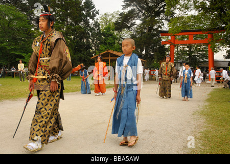 Shintoistic Pferderennen im Kamigamo Schrein, schwarze Reiter tragen die Kleidung aus der Heian-Zeit, mit seinem Helfer, Ky Stockfoto