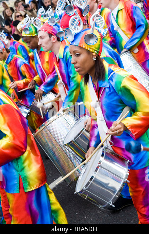 Performer Schlagzeug Teilnahme in der Thames Festival Nacht Karneval in London UK Stockfoto